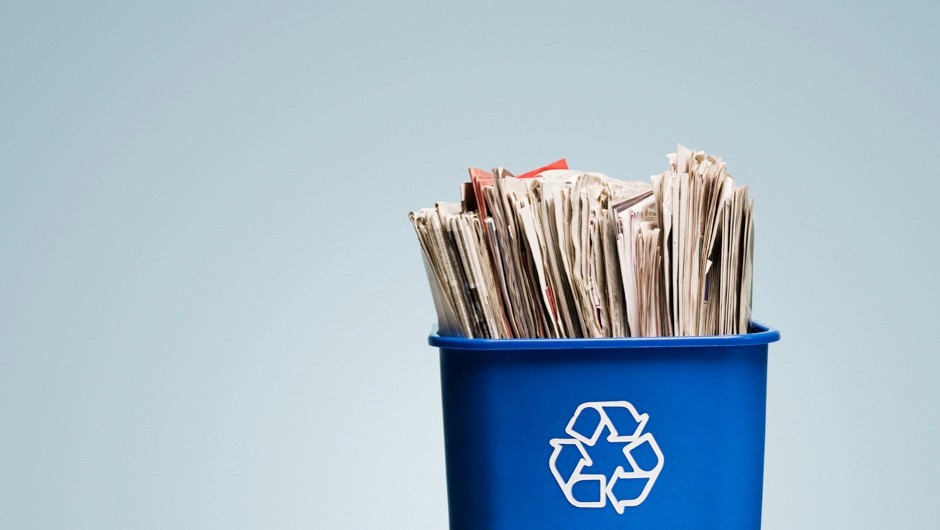 سطل بازیافت کاغذ باطله که پر شده با روزنامه باطله