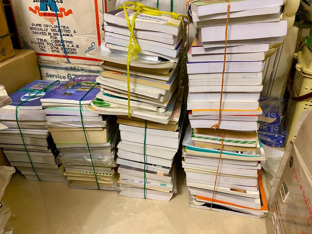 کتاب و کاغذ باطله کنار هم