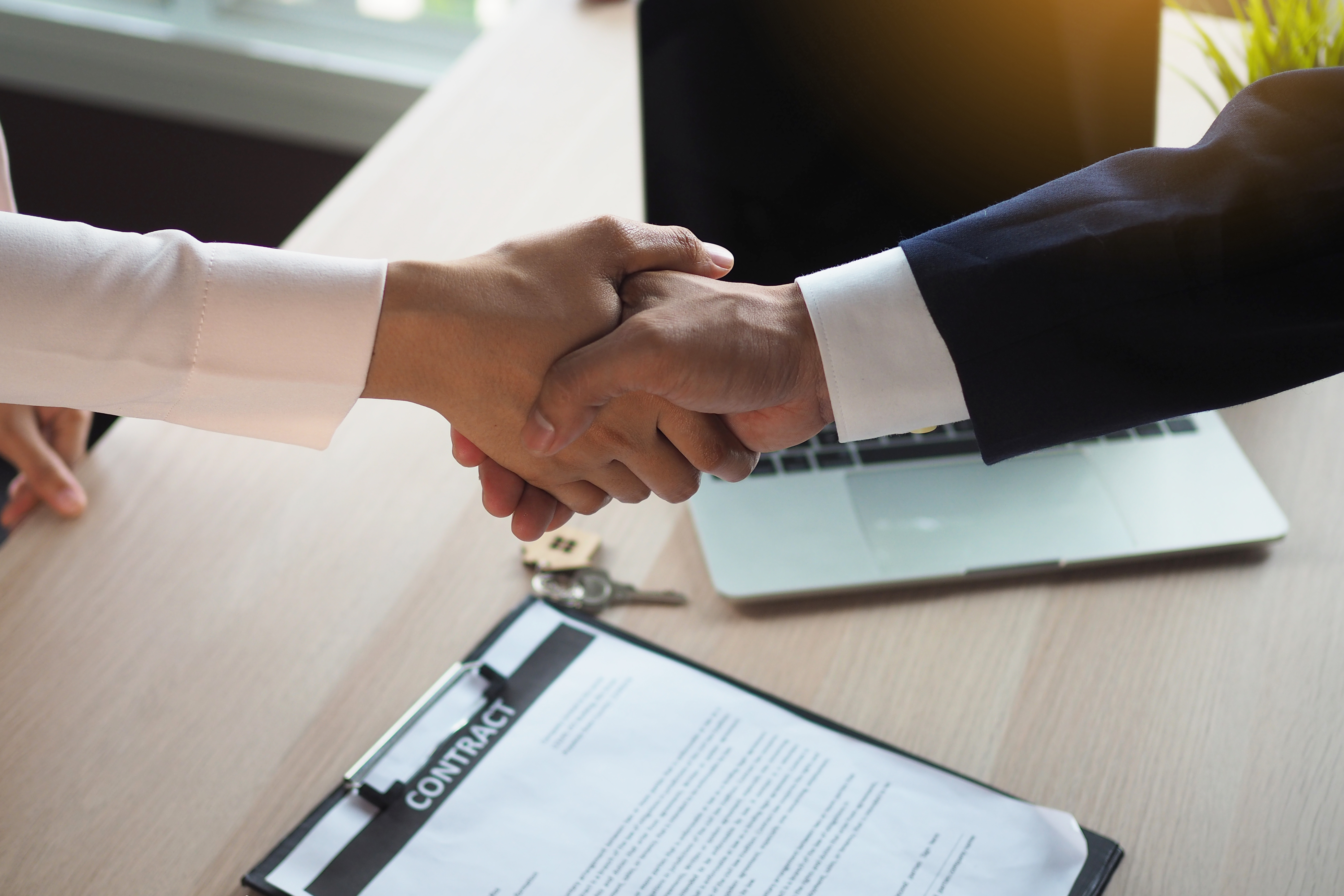 کتاب و کاغذ باطله کنار هم