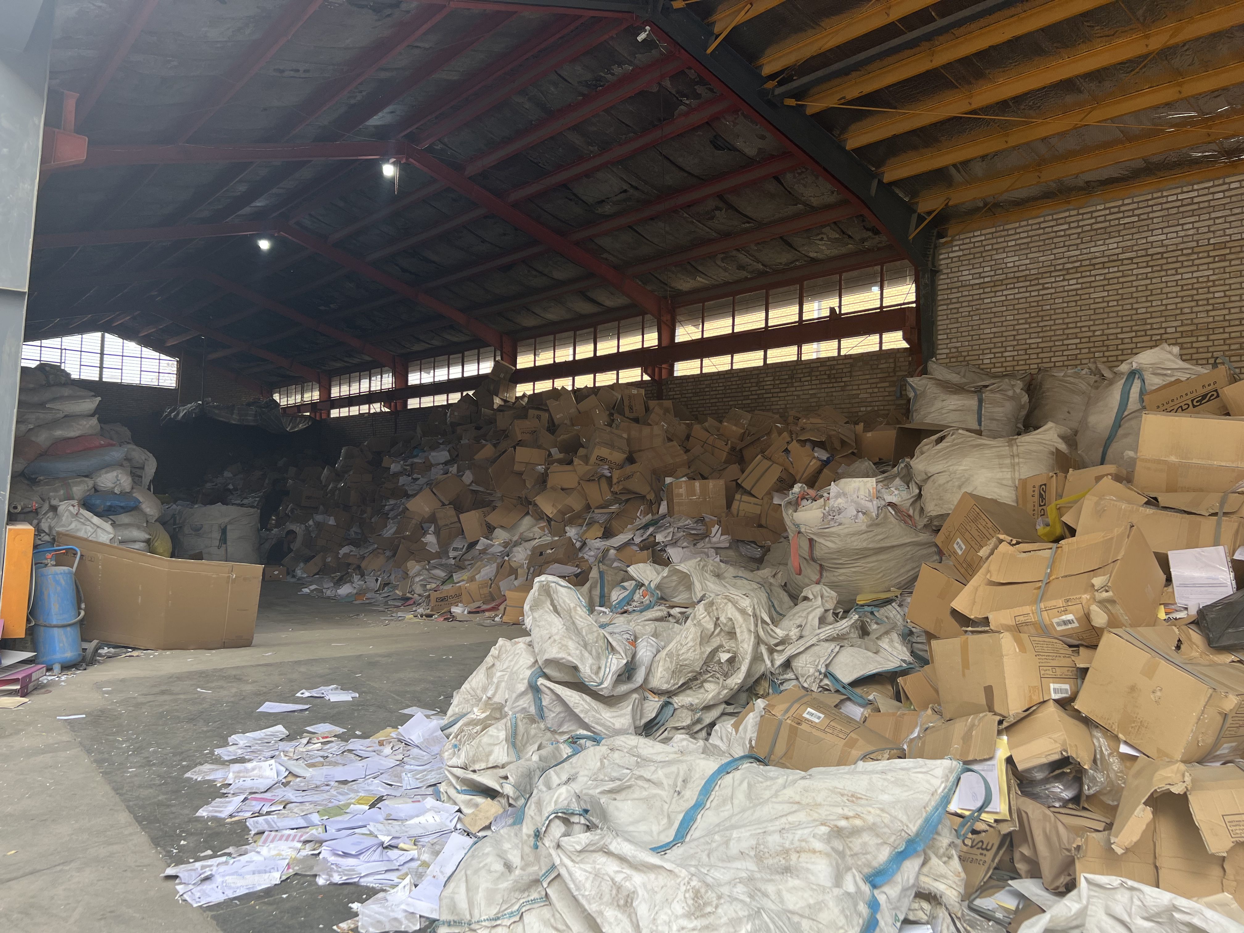 کتاب و کاغذ باطله کنار هم